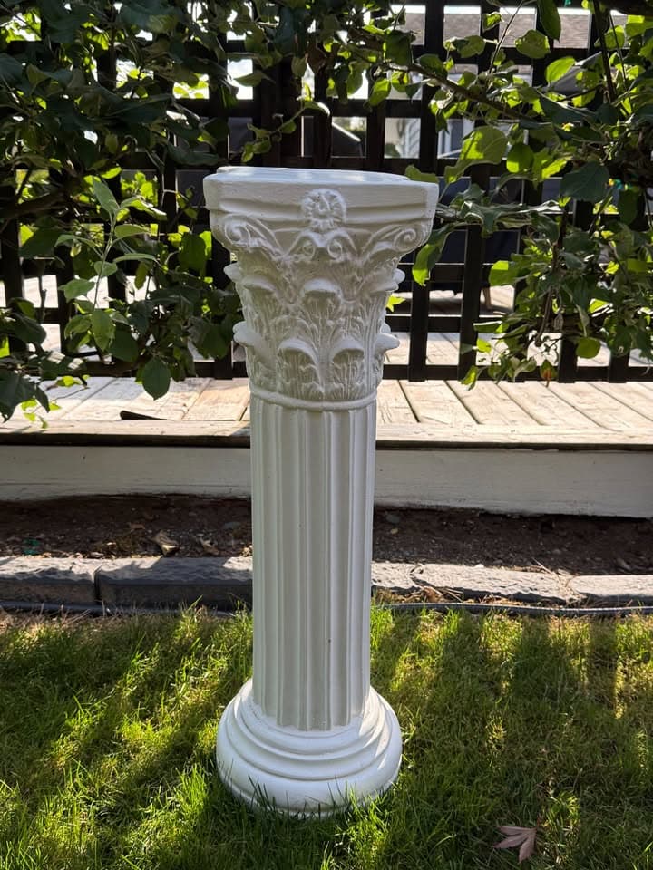 Elegant White Display Pillar thumbnail 2