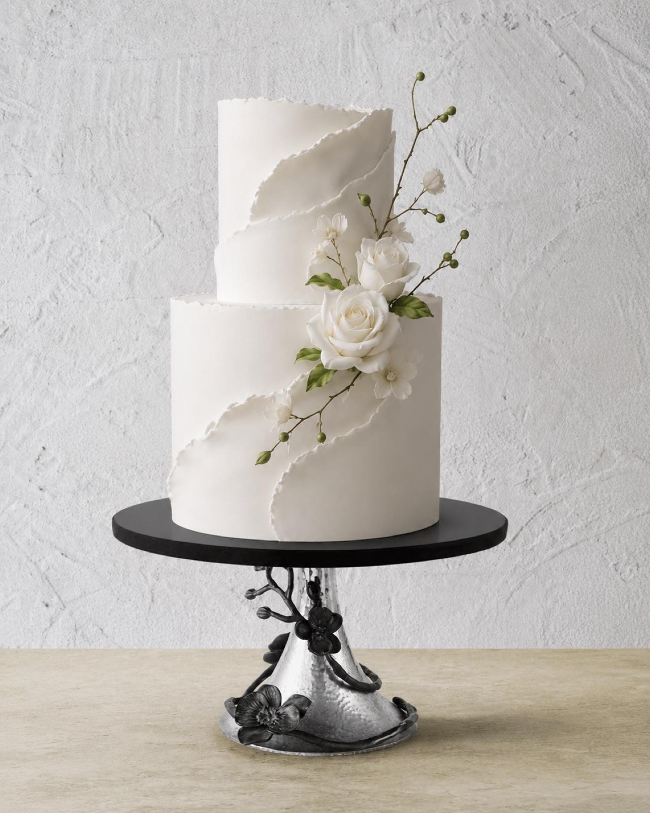 A stunning statement piece for dessert tables and cake displays. This Michael Aram Black Orchid cake stand features a black granite finish with intricate orchid detailing — elevating any cake, dessert, or centrepiece with luxury and artistry. Perfect for weddings, bridal showers, baby showers, birthdays, engagement parties, and luxury tablescapes.
